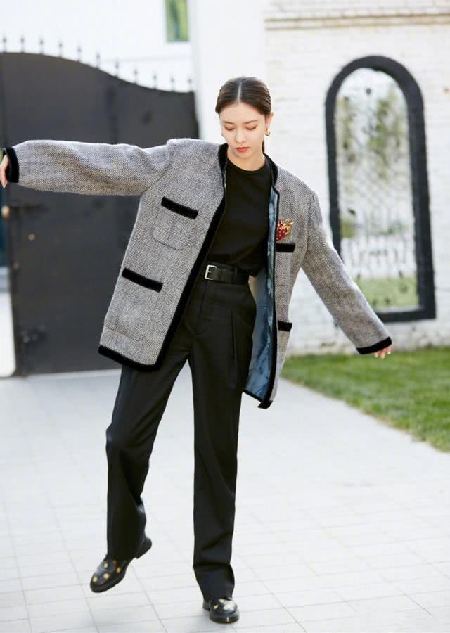 宋妍霏换季穿搭气场十足,大码西装配衬衫随性迷人,御姐范满分