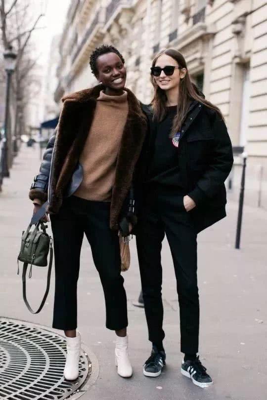 想显高显瘦试试这种搭配:小黑裤+小黑鞋