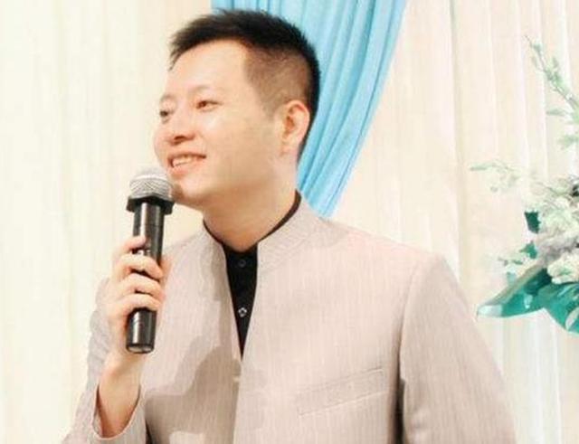 曾是湖南台一哥,汪涵是他助理,因妻子怂恿跳槽,如今成婚庆司仪