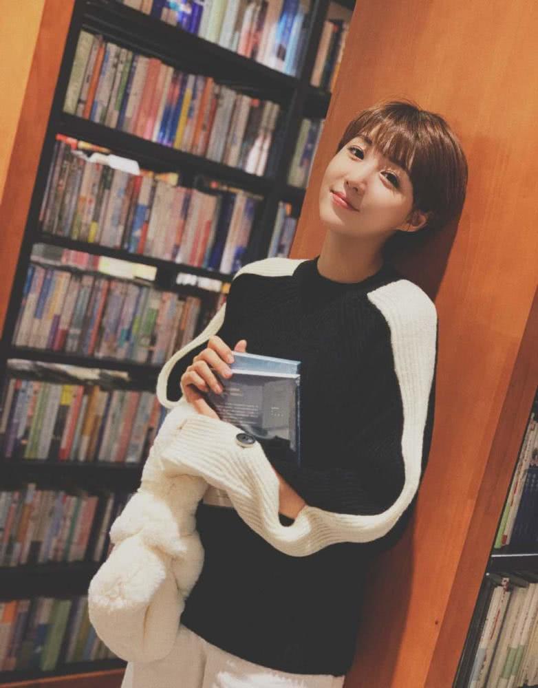 李欣燃个性穿搭法，休闲中带着慵懒，看起来很舒适