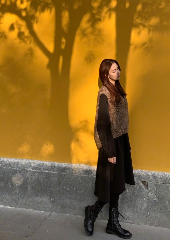 美女陈瑶穿连衣裙配针织马甲,温婉知性