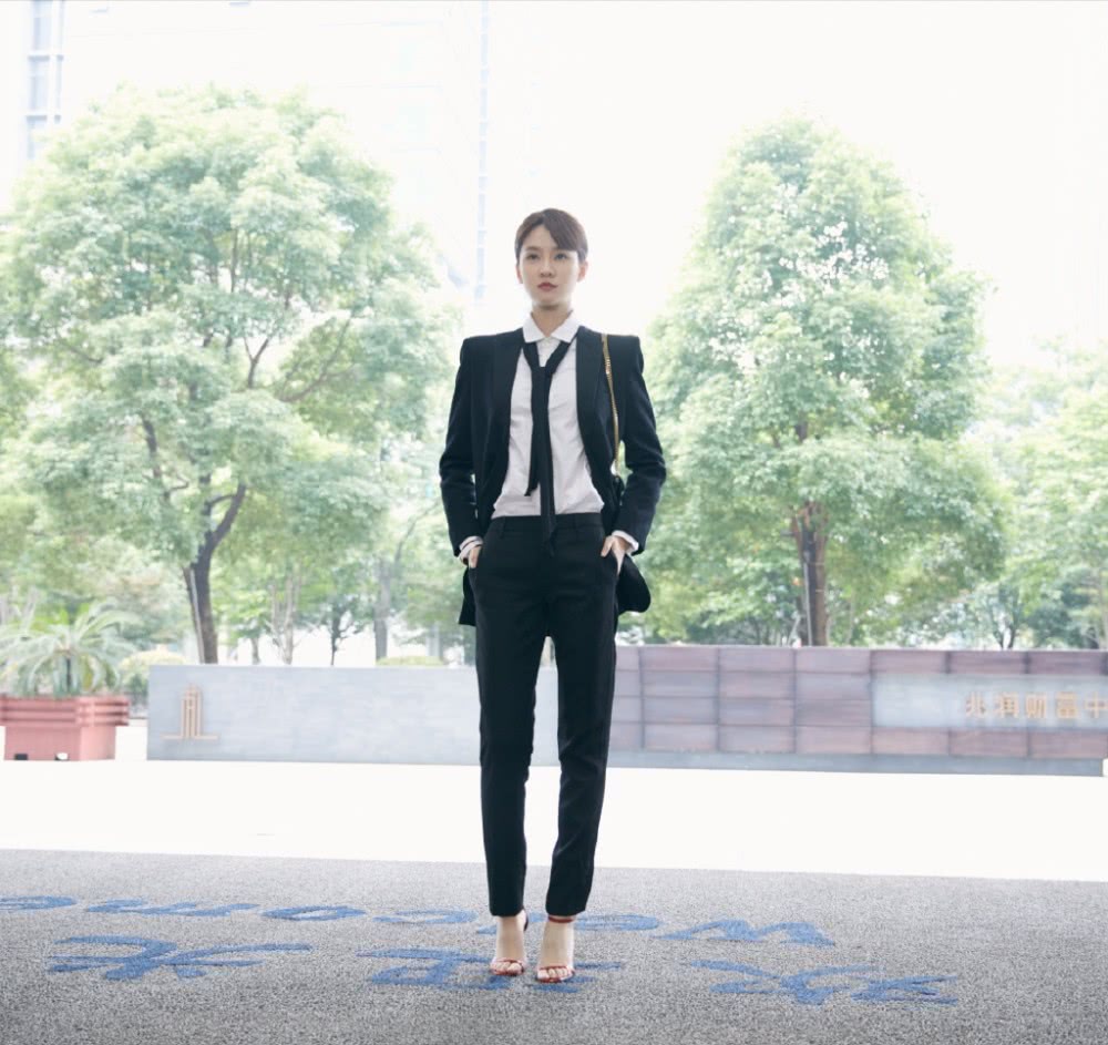 高挑美女乔欣戴焦糖色毛绒帽子，穿卫衣牛仔裤个性帅气