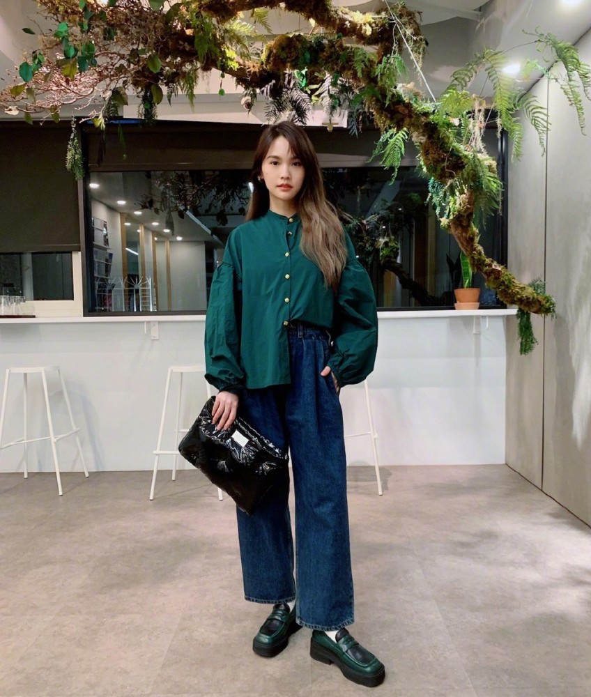 可爱美女杨丞琳身穿拼接针织连衣裙演出，完全逆生长