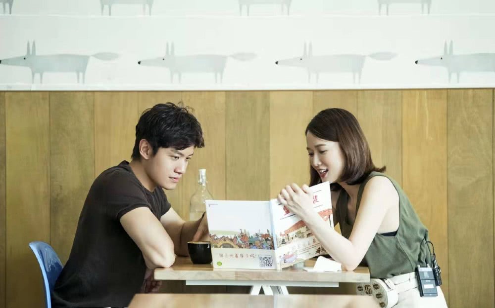 陈乔恩做客艾伦家,微卷短发配半裙,清新甜美范儿十足