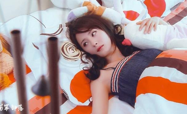 杨幂大胆秀“美人睡姿”！却忘了穿着小吊带，伸懒腰的一刻导演看懵了