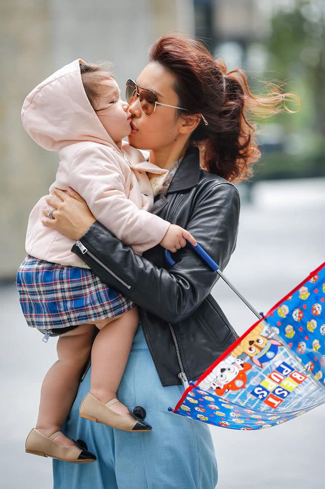 37岁超模成“晒娃狂魔”,混血女儿不到2岁已有数百件名牌衣服