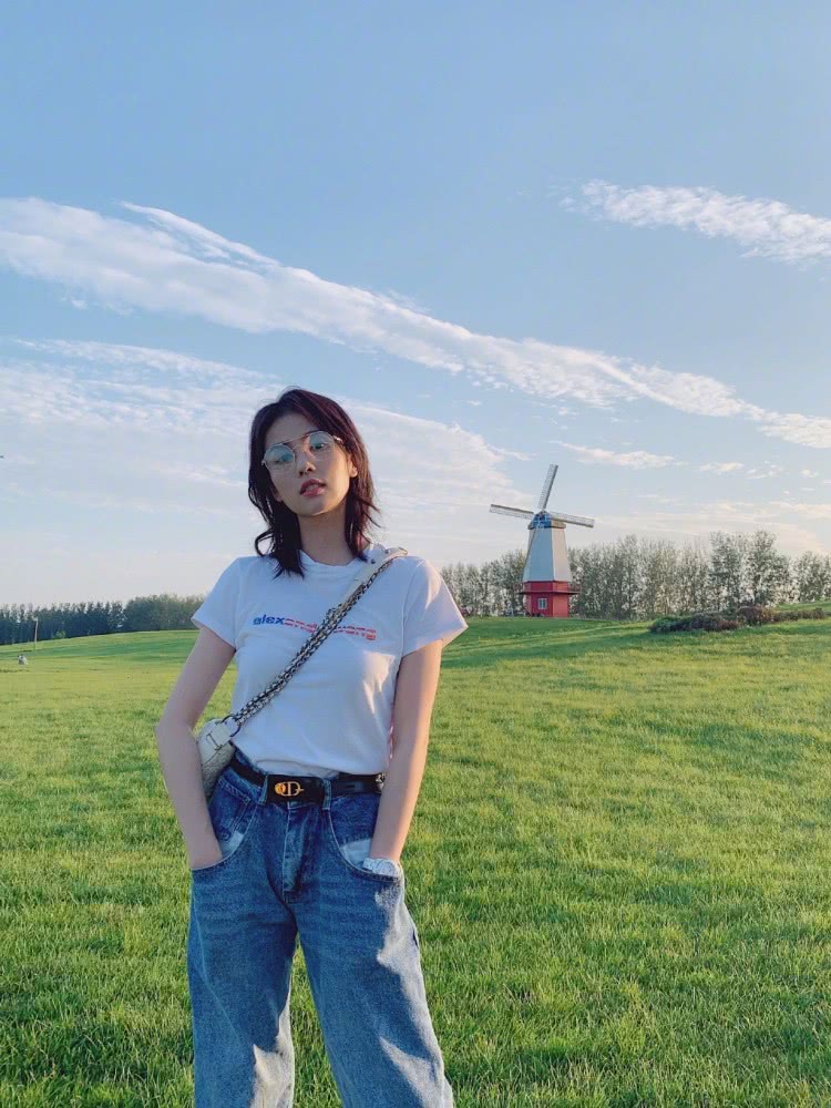 新晋初恋美女白鹿拍摄现场，黄蓝条纹上衣配校裤，兔子包太抢眼