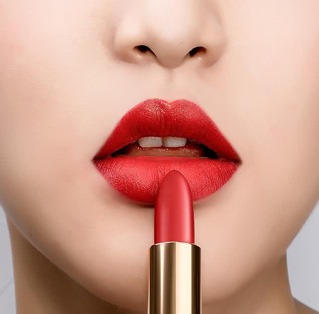 女生涂口红尽量避免这4个错误,不然再贵的口红都掉色还难看