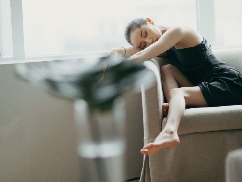 美女明星王子文光脚拍大片,穿黑色斜肩礼服身材也太性感了吧