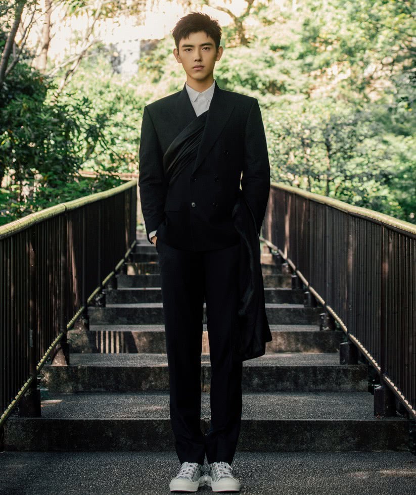 陈飞宇西装写真,本以为是小说男主,谁料他一抬手我幻灭了