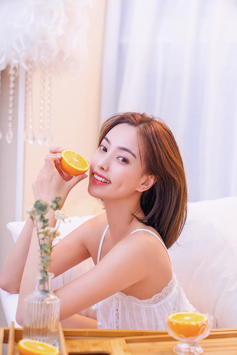 酒窝美女蕾丝吊带诱人写真图片