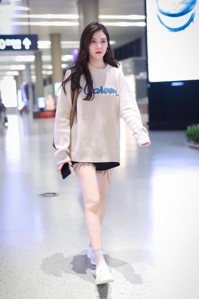 宋妍霏换季穿搭气场十足,大码西装配衬衫随性迷人,御姐范满分