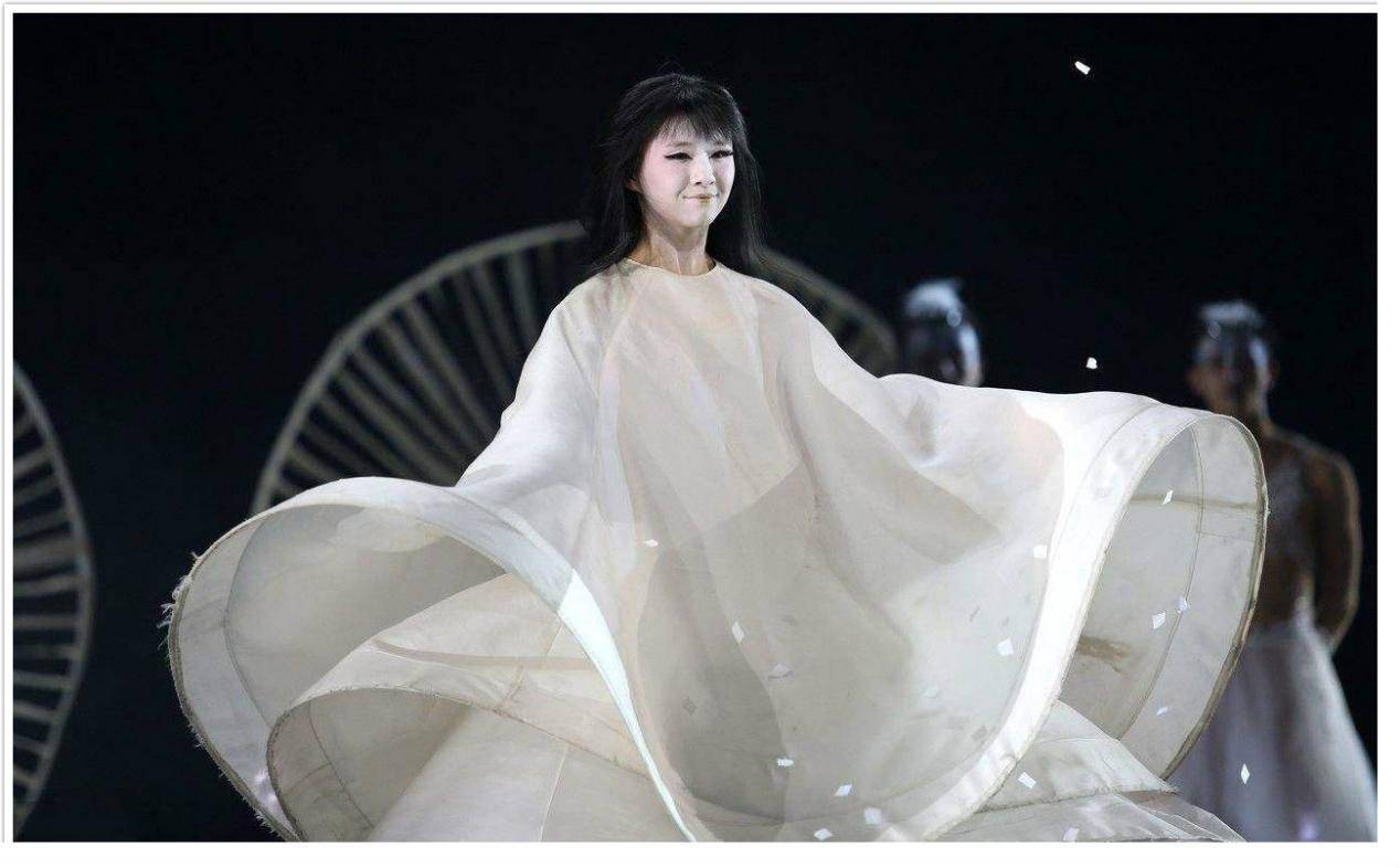 20岁小彩旗近照曝光,发胖腿粗灵气全无?再不像杨丽萍的接班人