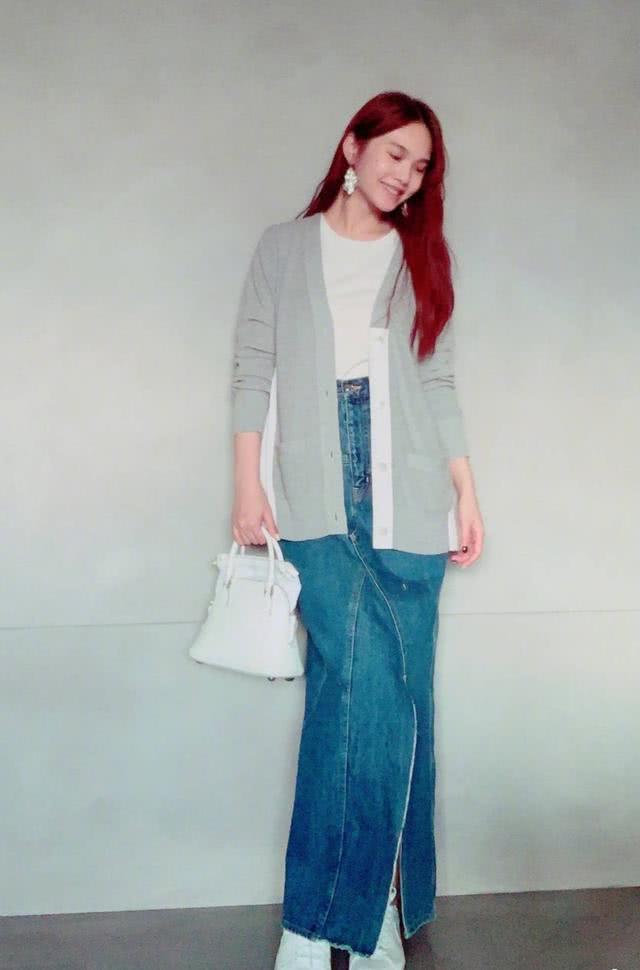 杨丞琳现身签唱会,穿一身蓝色连衣裙,优雅又迷人