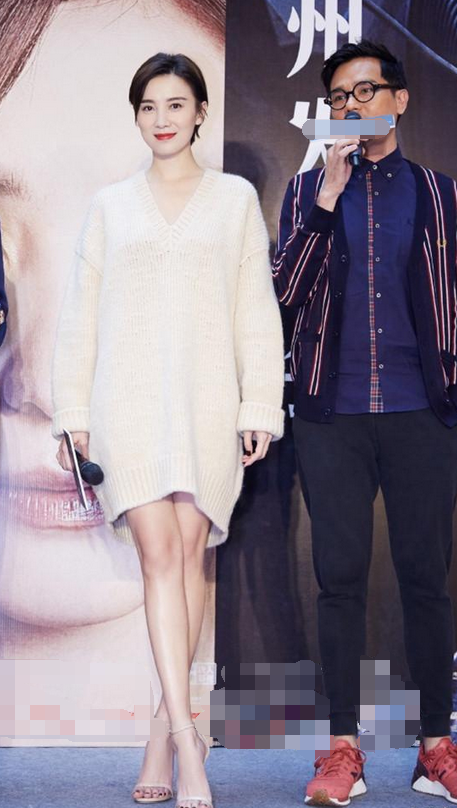 秋冬穿搭换件V领毛衣，发现不一样搭配的自己