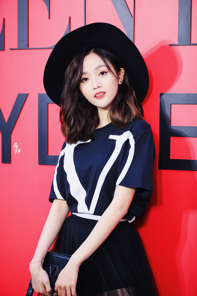 吴宣仪挑战魔女造型，宽檐帽搭配薄纱裙，身材比例惊艳！