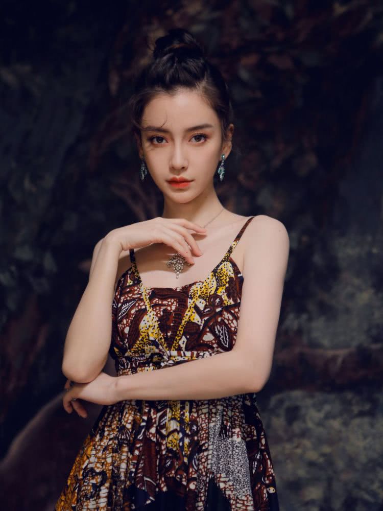 BABY和金晨这两位大美女同穿印花吊带裙,辣妈和少女的区别!