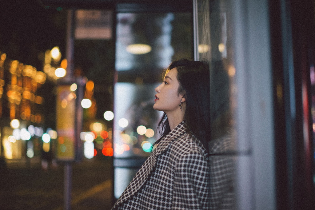 李沁深夜街拍写真图片，太会摆造型了