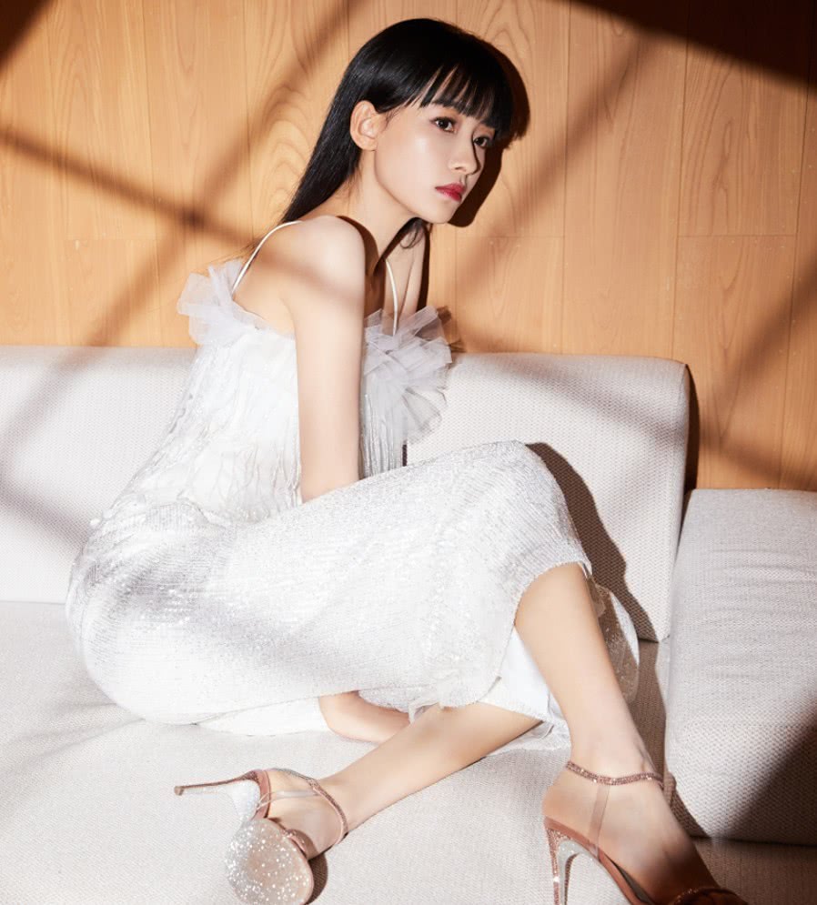 美女孙怡穿“保鲜膜裤”,当坐下那一刻,难怪董子健非要早早娶回家