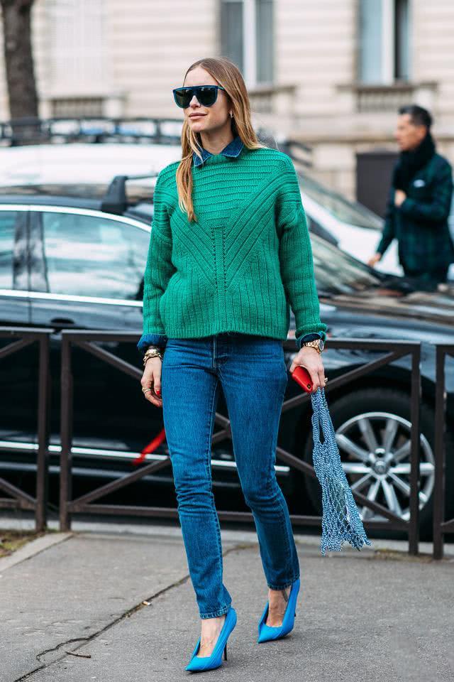 欧美街拍:今年流行毛衣搭配衬衫,保暖还舒适