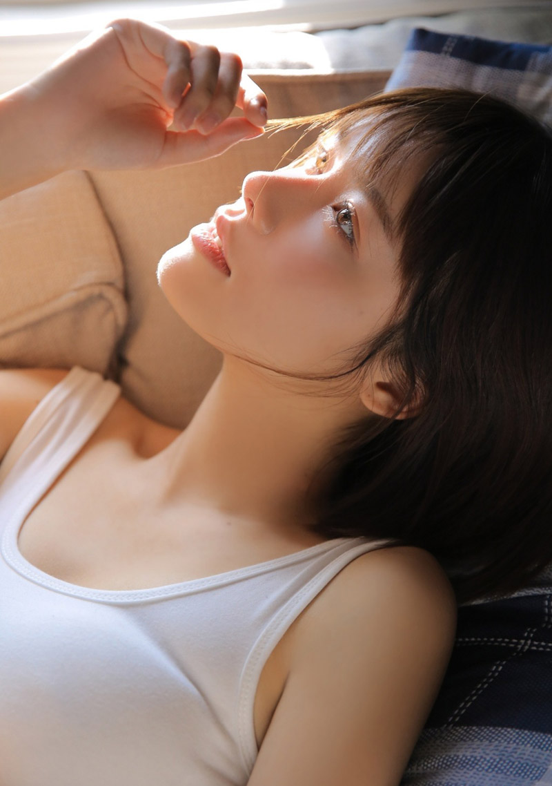 白嫩丰满的漂亮美女撩人写真图片