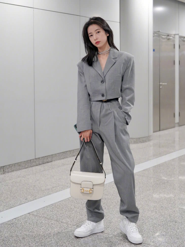 周雨彤和宋妍霏身高只差2CM，同样搭配西服套装，腿长就是任性