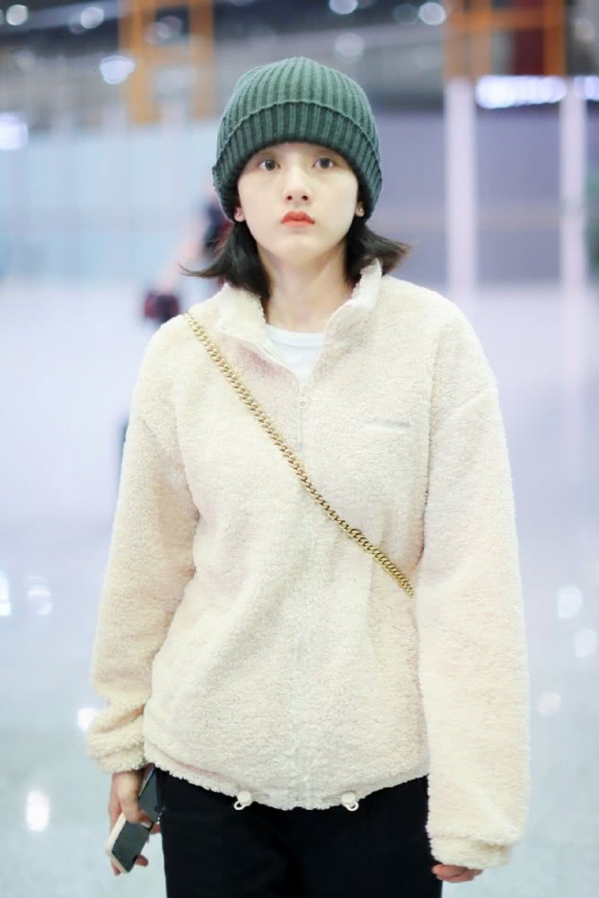 宋祖儿机场街拍：可爱绒面外套慵懒出街，素颜太可爱