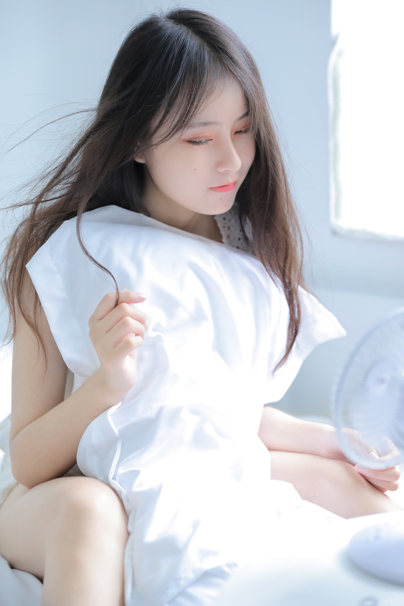 白嫩可爱美女模特丰满性感美女写真图片