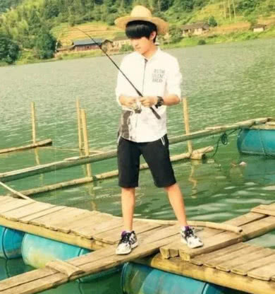 明星再红，也有回农村的时候，王宝强最接地气，而他带保镖防乡亲