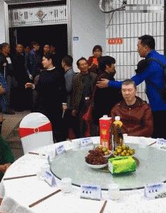 明星再红，也有回农村的时候，王宝强最接地气，而他带保镖防乡亲