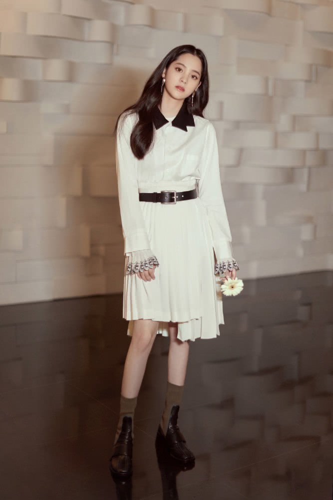 欧阳娜娜机场街拍：穿黑白格纹外套满脸胶原蛋白太羡慕