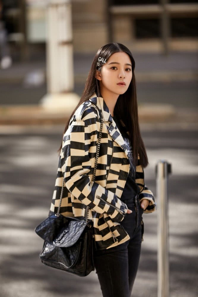 欧阳娜娜机场街拍：穿黑白格纹外套满脸胶原蛋白太羡慕