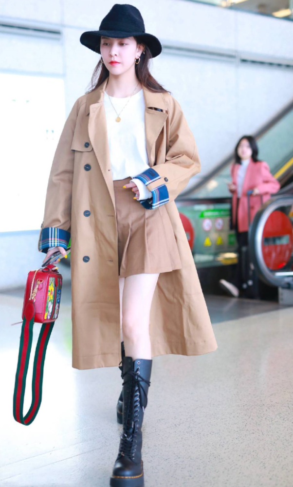 宋妍霏搭配的短裙居然还没鞋长，这是什么情况呢？