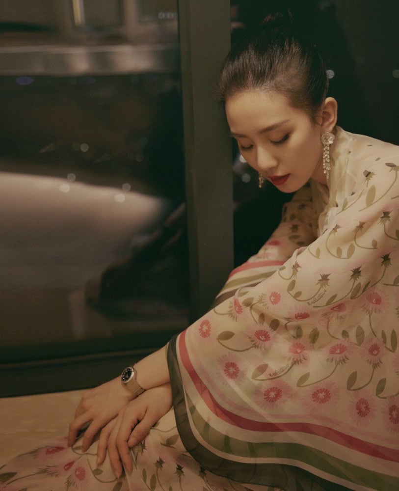 气质美女刘诗诗产后复出状态更胜从前，穿印花裙娇美艳似公主