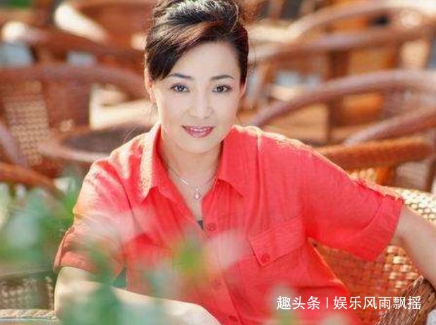 曾是80后童年“阴影”,与自己的老师结婚,今57岁被丈夫独宠32年