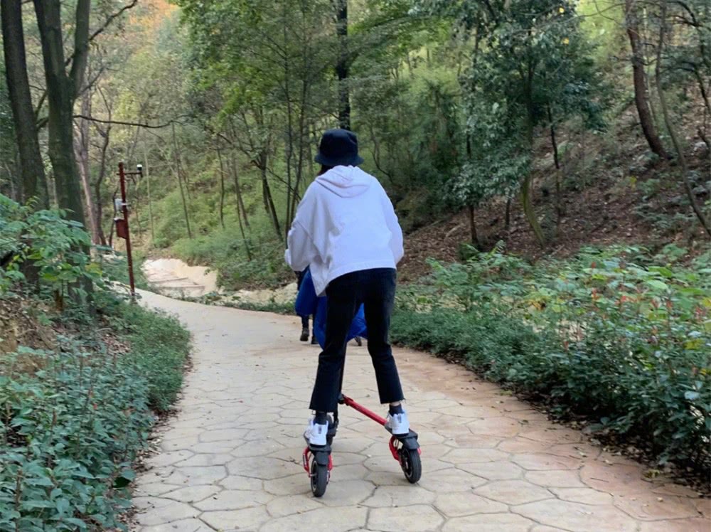 清纯氧气美女周冬雨解锁冰球技能，运动装难掩超细小腿