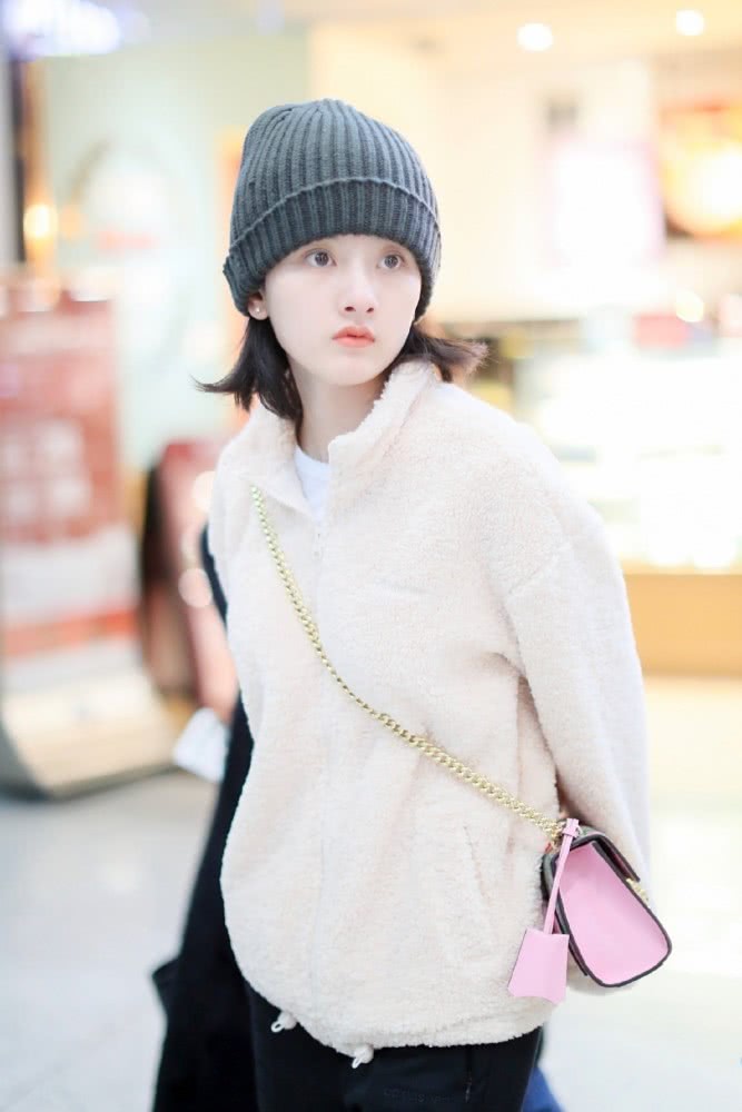 宋祖儿机场街拍：可爱绒面外套慵懒出街，素颜太可爱