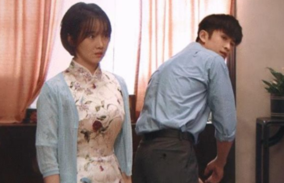 陈小纭太过“入戏”,忘记旗袍是开衩,露出“黑色线条”