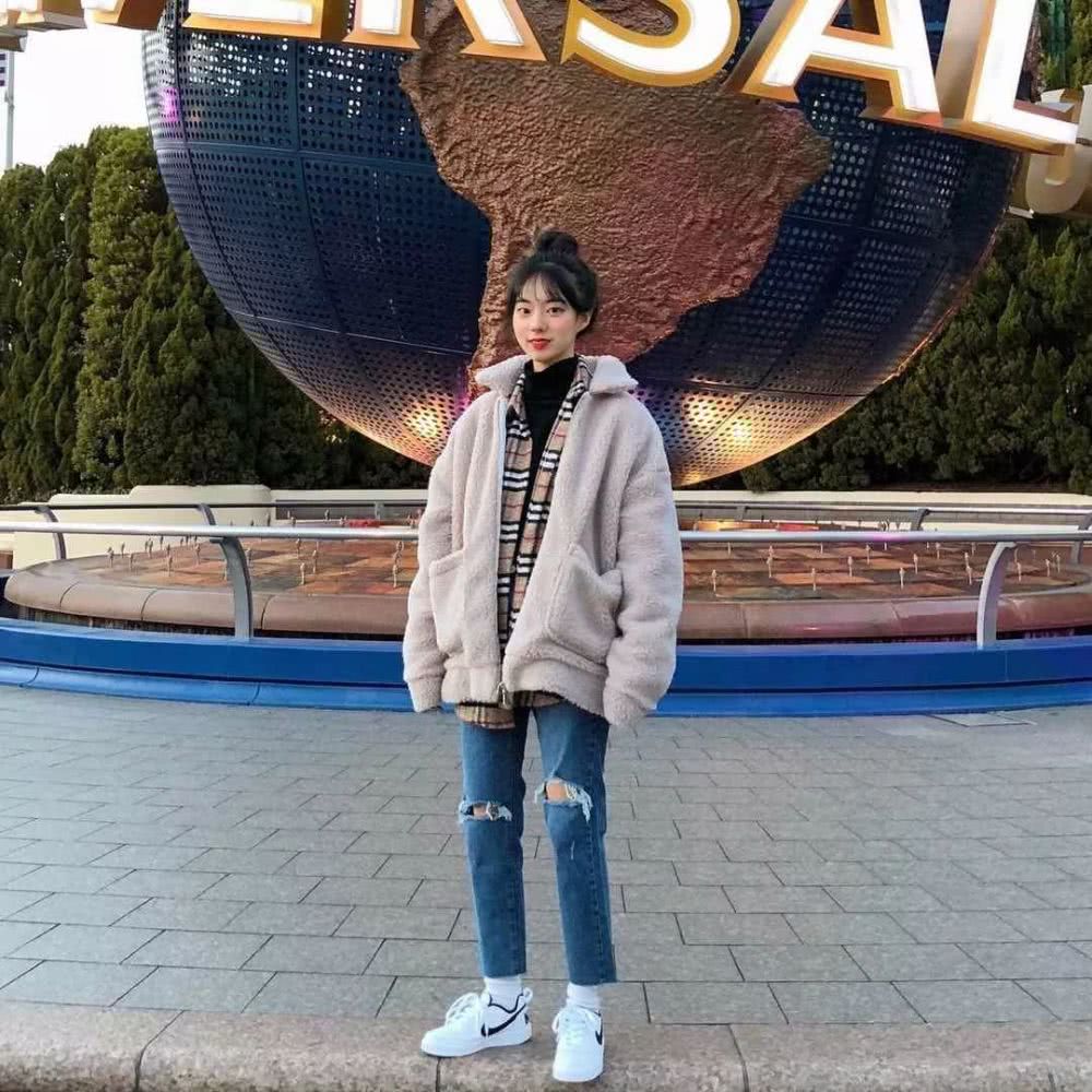 别穿大衣了,今年羊羔毛外套才是保暖又时髦