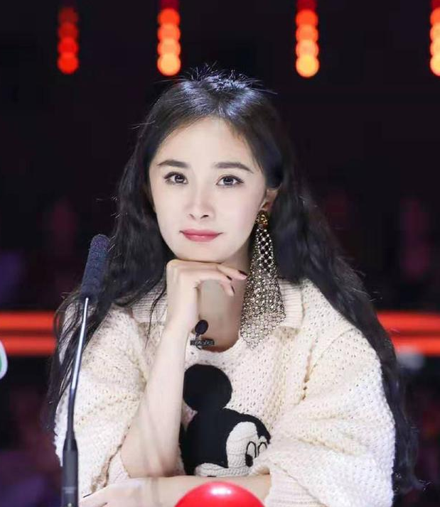 杨幂米色西服配长筒靴依然出众,一身职场风真干练