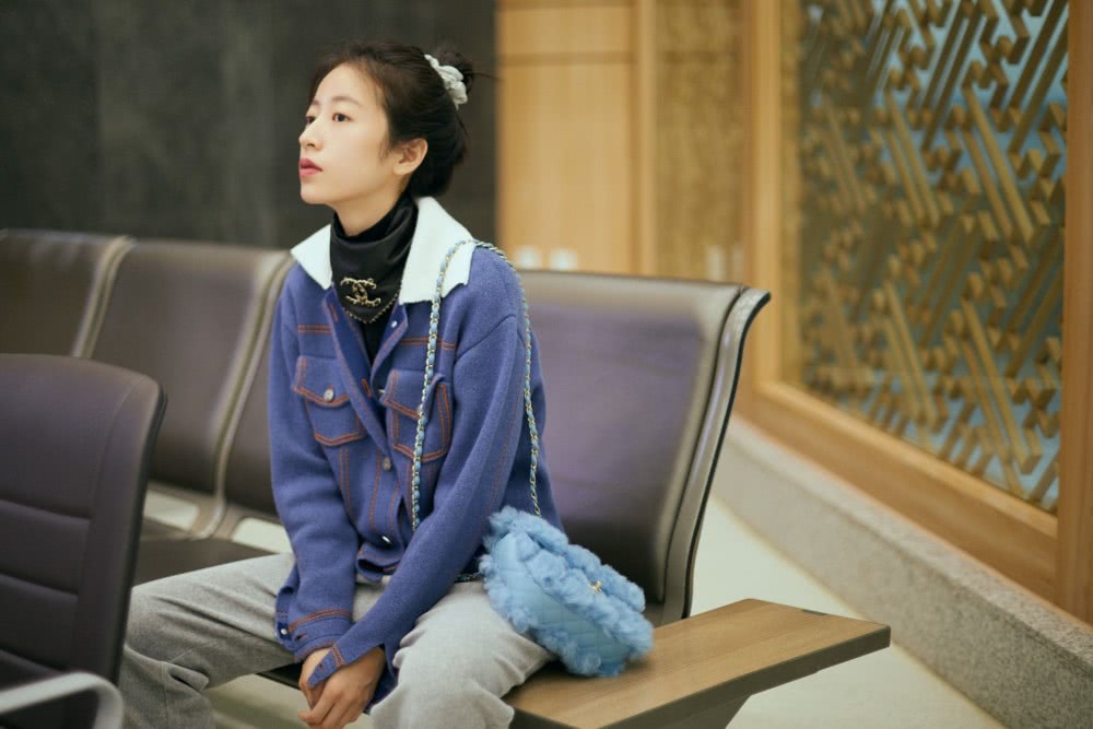 美女周雨彤最新机场街拍：纯色针织衫+丸子头太有青春气息