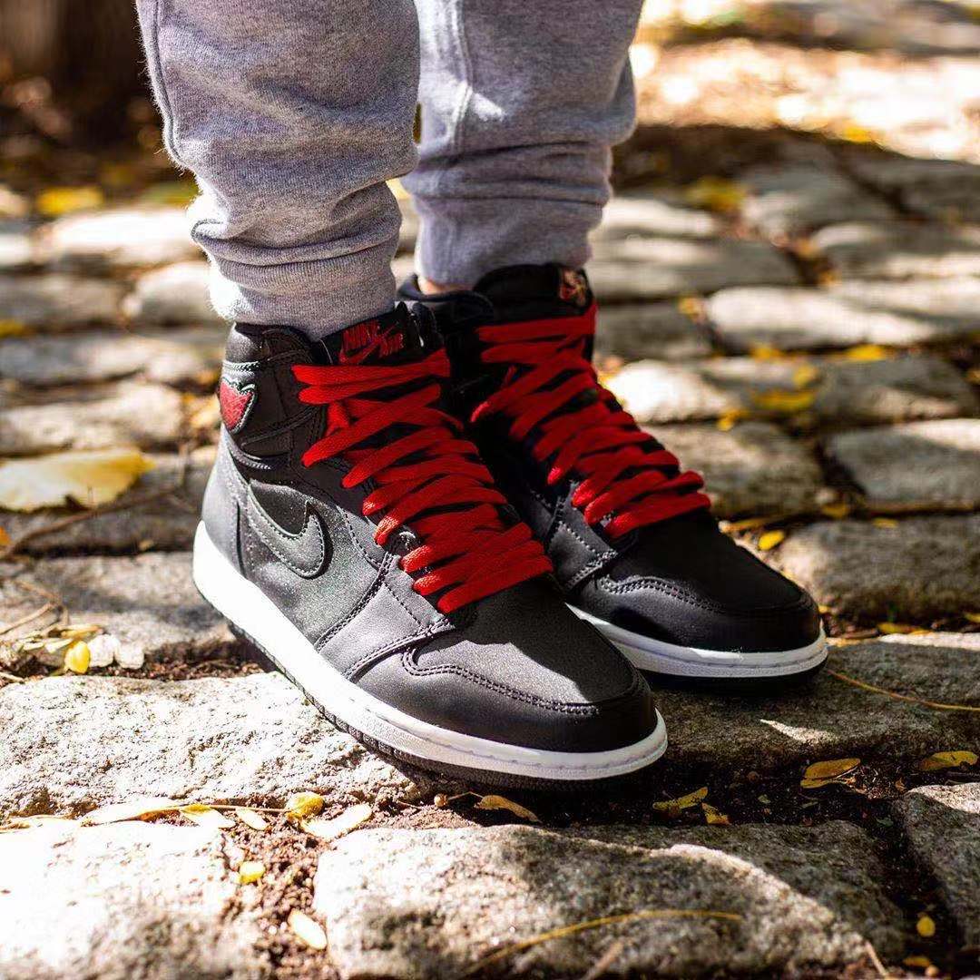 丝绸黑红色调!这双 Air Jordan 1 可还入你的眼?