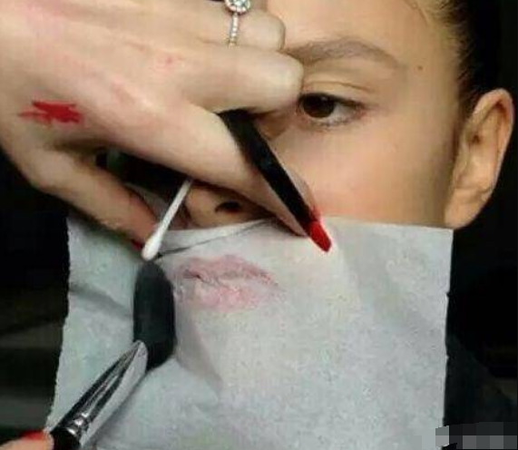 涂口红时千万别“直接抿”,3个小妙招,唇妆好看还“不沾杯”呦!