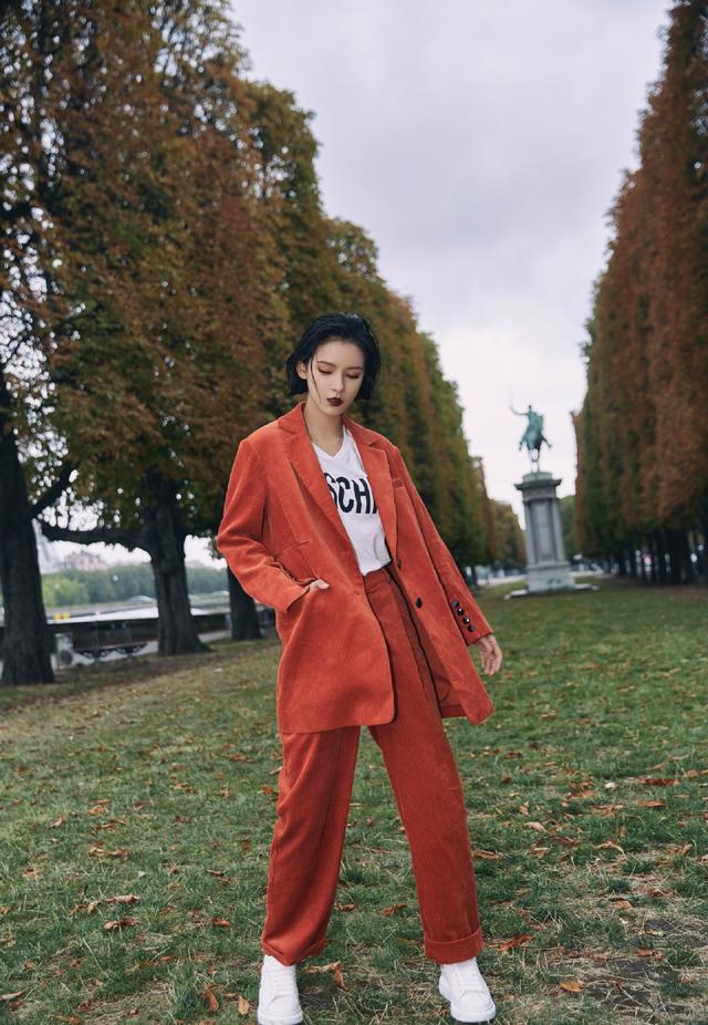 曾和王思聪谈恋爱,现开店拍戏两不误,最新选型紫色毛衣搭配半身裙清纯动人