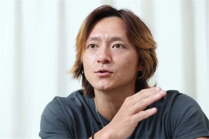 男星自曝出轨乐坛天后遭到封杀,最难时睡停车场,公园内吃杂草