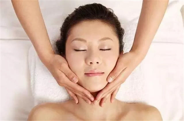 脸上有这3个“美人穴”的女生,每天坚持按一按,2月后脱变女神脸