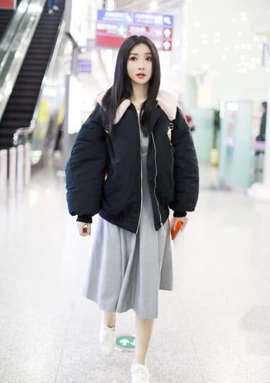 柳岩机场街拍:一改往日性感形象,穿连衣裙搭羽绒服小女人感十足