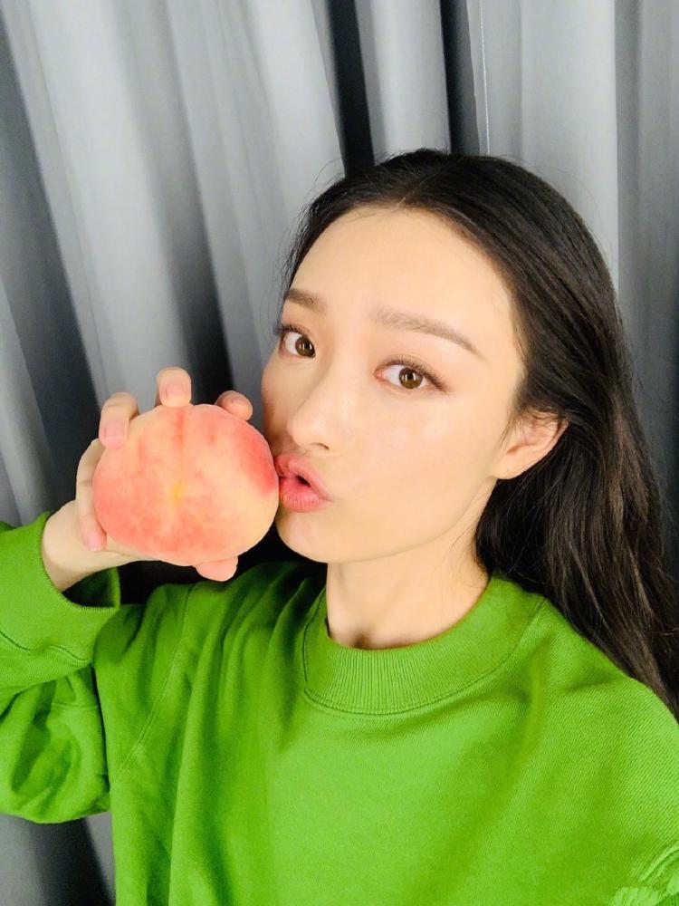 倪妮示范秋冬休闲风格搭配,简约时尚风格多变还有温暖感