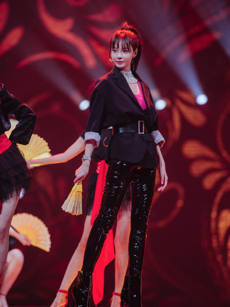 沈梦辰穿西服搭配黑色皮裤，意外走“红”