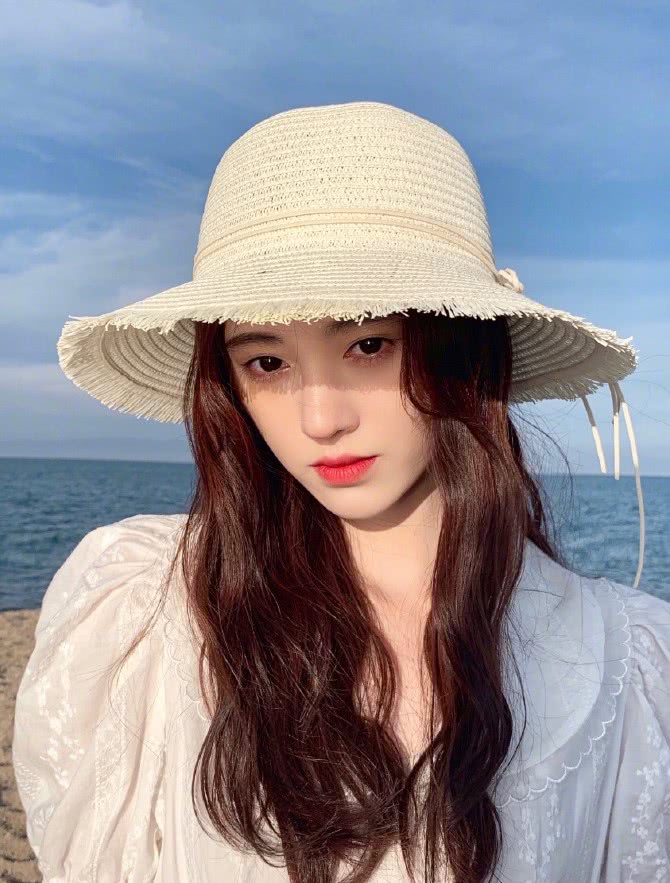 美女鞠婧祎说自己上学没人追,看到她未出道前生图照:换我也不敢下手